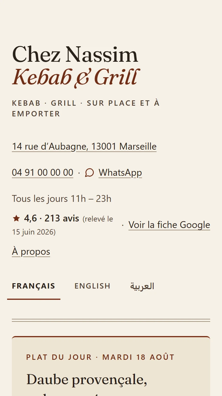 Une carte publiée avec Majolik, ouverte sur un téléphone : le plat du jour à 16 €, la section Formules, la formule sandwich à 9,50 € avec ses choix et ses suppléments.